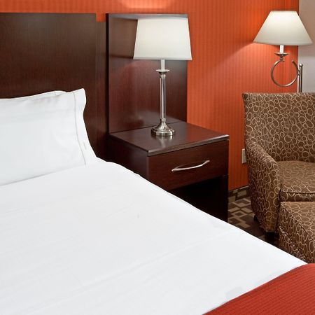 Holiday Inn Express Maspeth By Ihg New York Eksteriør billede