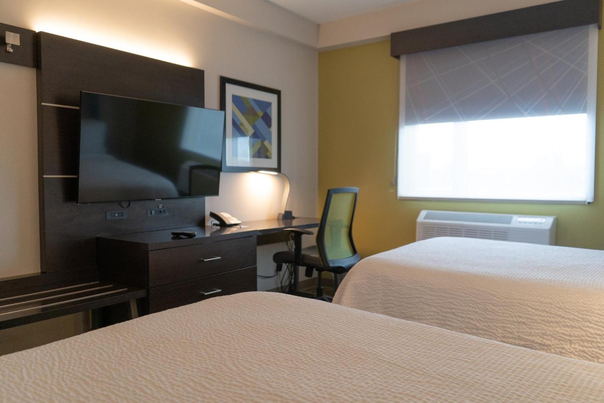 Holiday Inn Express Maspeth By Ihg New York Eksteriør billede