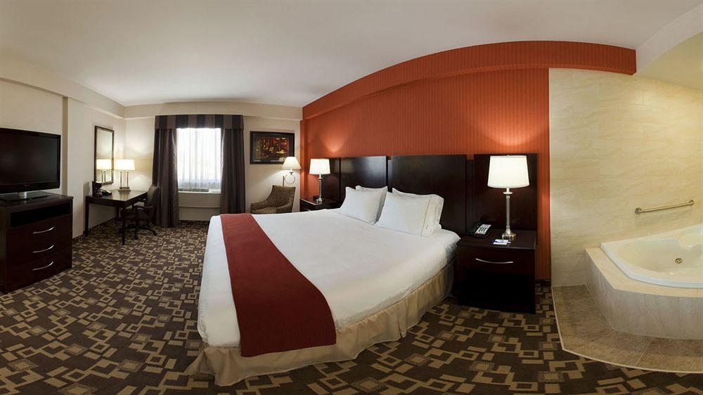 Holiday Inn Express Maspeth By Ihg New York Eksteriør billede