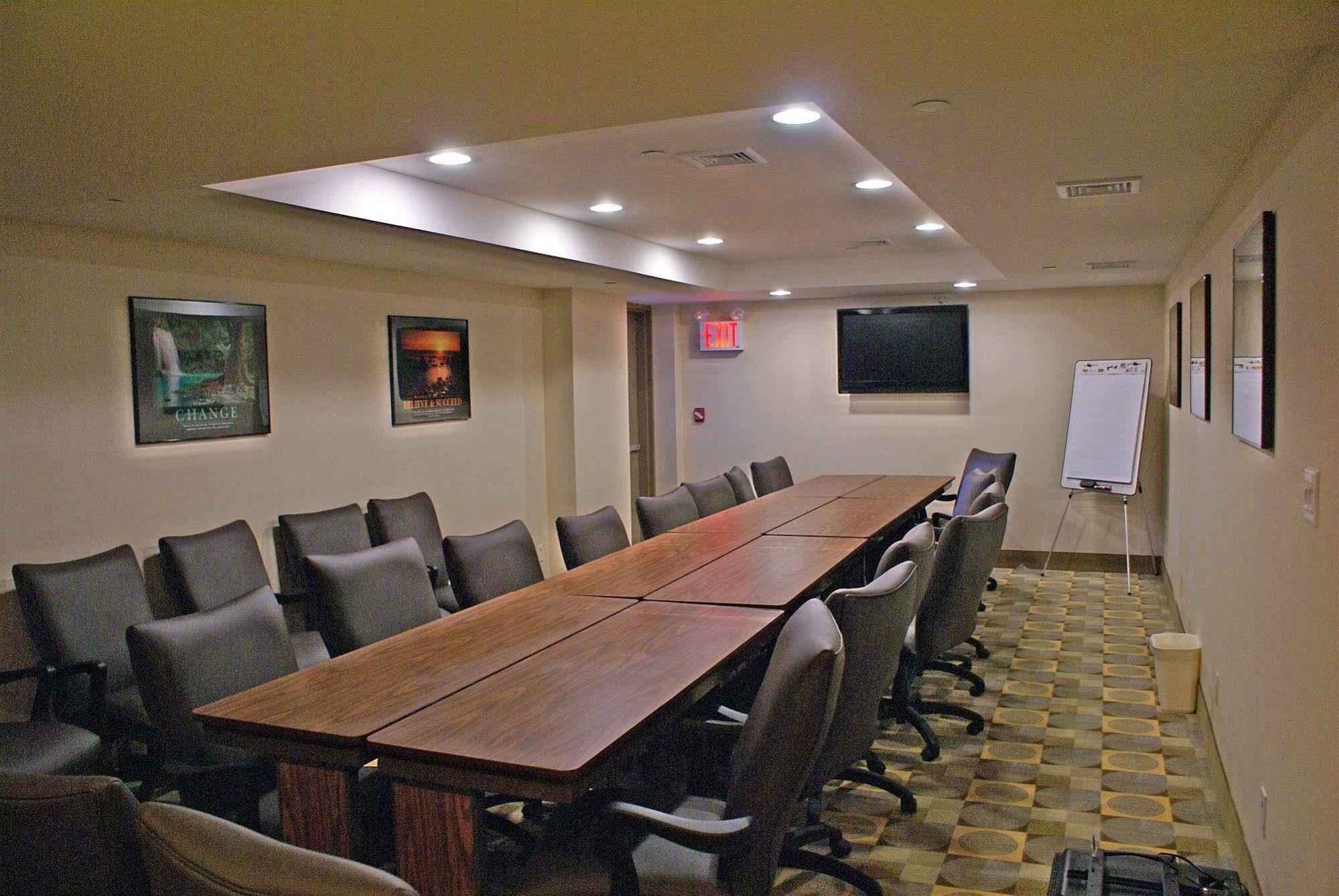 Holiday Inn Express Maspeth By Ihg New York Eksteriør billede