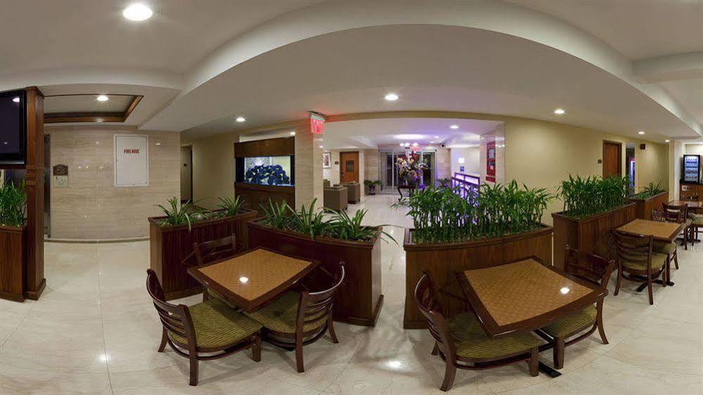 Holiday Inn Express Maspeth By Ihg New York Eksteriør billede